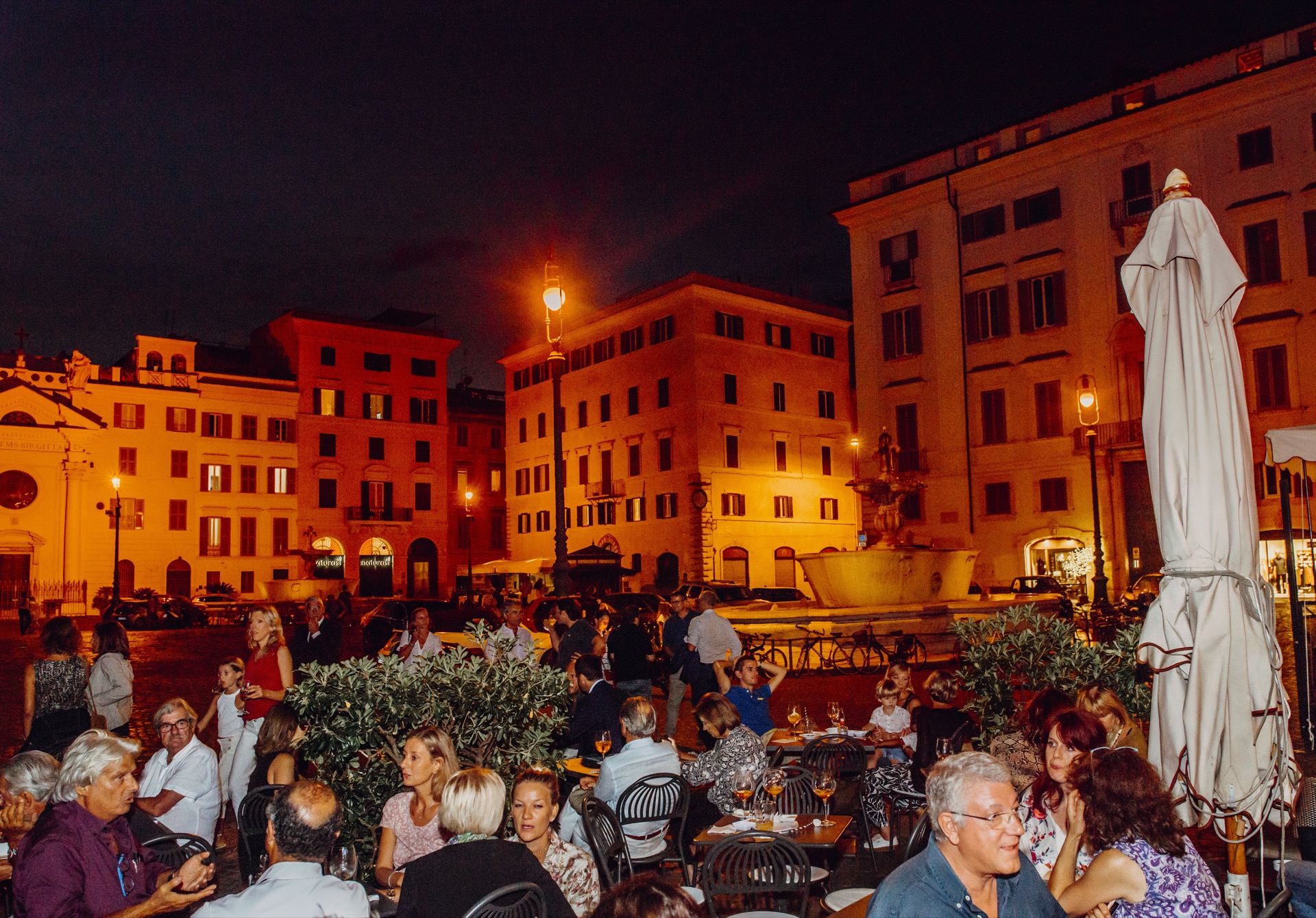 In questa straordinaria cornice si incastona il Ristorante Camponeschi aperto nel 1987 da due visionari: Marino Camponeschi, insieme all'allora giovanissimo Alessandro. Piazza Farnese e il Ristorante oggi sono legati da un sodalizio lungo 30 anni che ha regalato al centro storico di Roma e a un parterre di buongustai di livello un'esperienza e una vista indimenticabili. Durante la bella stagione è assolutamente irresistibile cenare in questa oasi esclusiva e prestigiosa, prenotando un tavolo nel dehors dove si può godere di tutto lo splendore di questa incantevole piazza, elogio dell'Arte Rinascimentale.